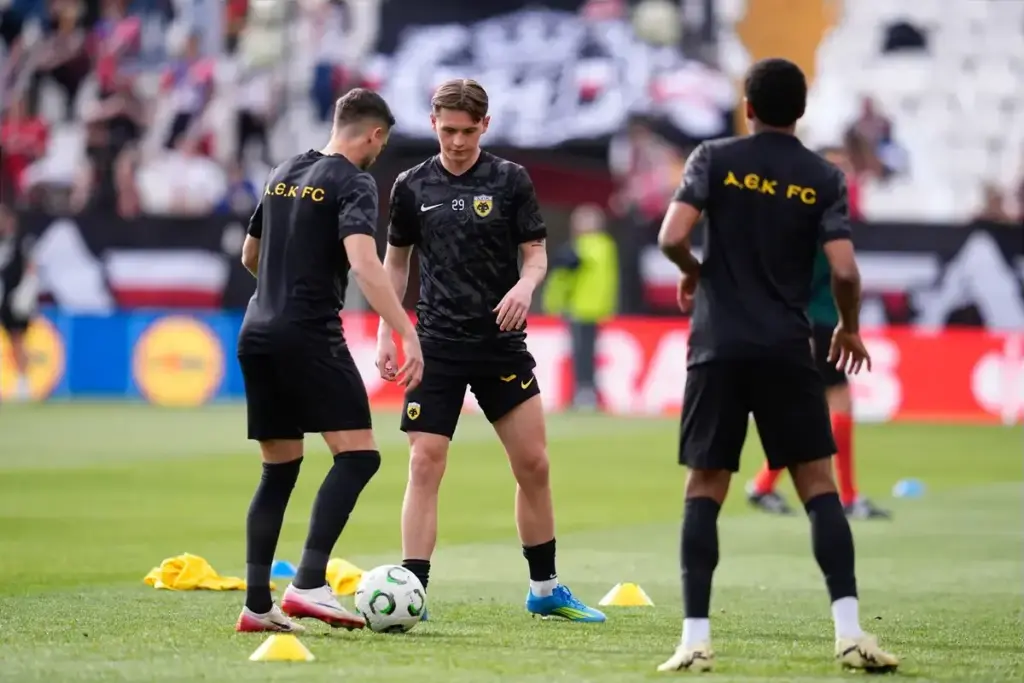 April 9, 2026, Madrid, Madrid, Spain: James Penrice of AEK Athens FC warms up during the UEFA Conference League 2025/26 Quarter-finals First Leg match between Rayo Vallecano and AEK Athens FC at Estadio de Vallecas on April 09, 2026, in Madrid, Spain