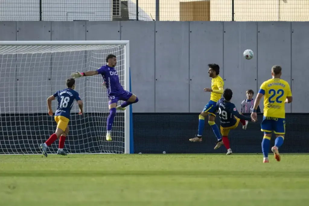 November 2, 2025: Encamp, Andorra, 2 November 2025. Victor Aznar (Cadiz CF) jumps in an attempt to save a shot from Min-Su Kim (FC Andorra) during the FC Andorra - Cadiz CF game of LaLiga Hypermotion 2025-2026 Matchday 12 (0-0), at Estadi d’encamp,
